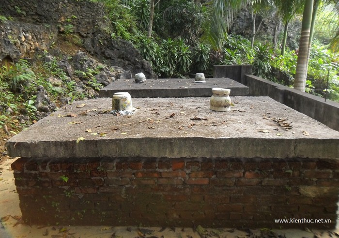 Khu mộ hiện đã xây hoàn chỉnh với 2 ngôi cạnh nhau, phía trên có 2 tấm bê tông, ước chừng 6 người khiêng không nổi.